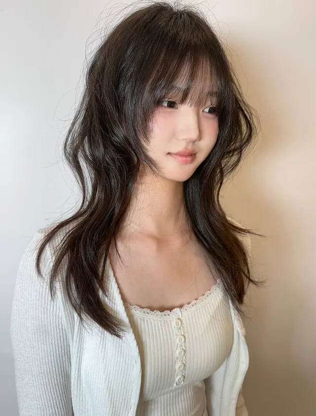 송다영 디자이너의 레이어드컷 · 쿨브라운 헤어 작업 이미지